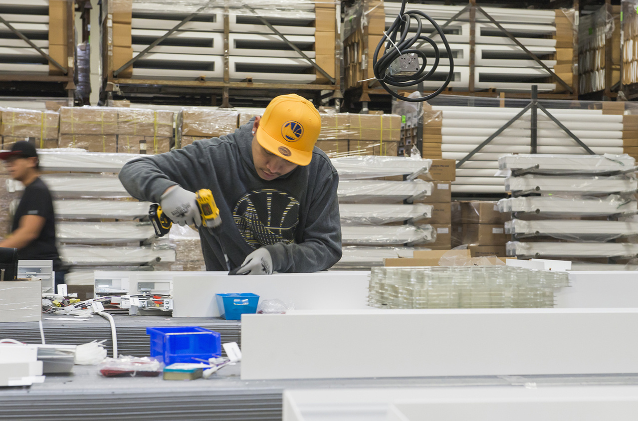Assembly working assembling lighting products