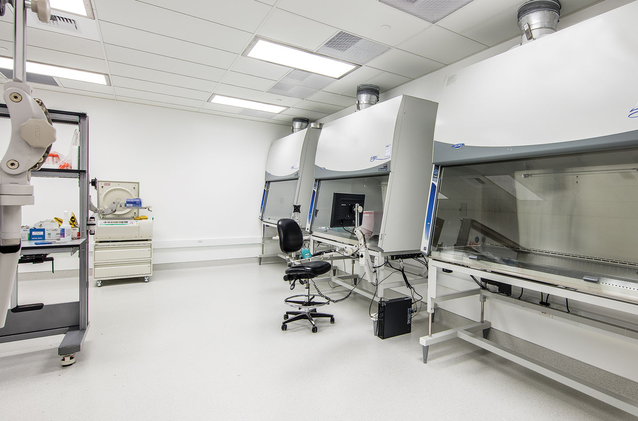 Cleanroom and containment lighting